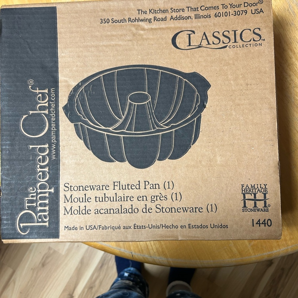 Pampered Chef Classics Stoneware Fluted Pan